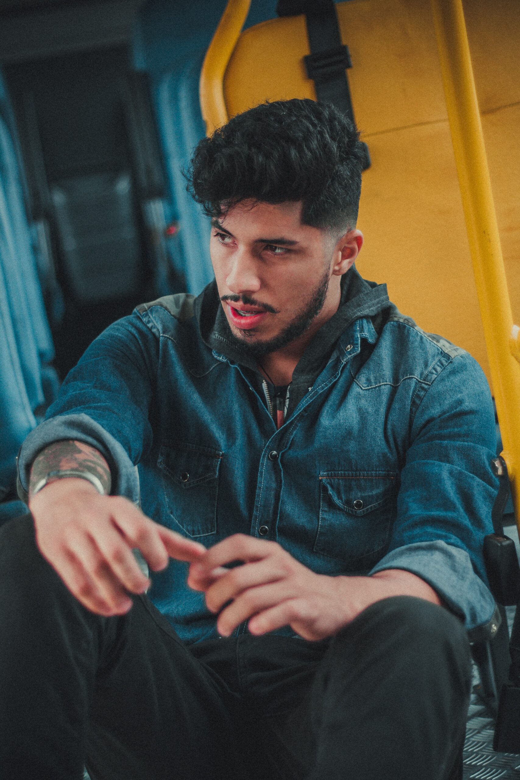 kapsel mannen met krullen Curly High Fade