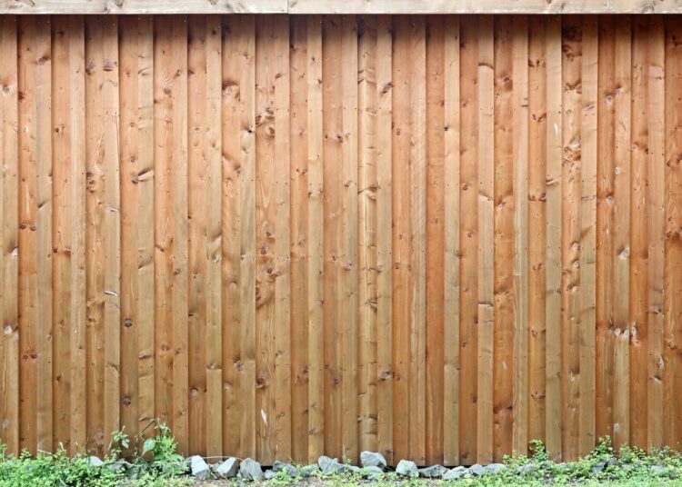 Vlonderplanken en schuttingen: de perfecte combinatie voor een sfeervolle tuin