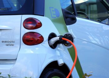 Opladen van de elektrische auto via het stopcontact
