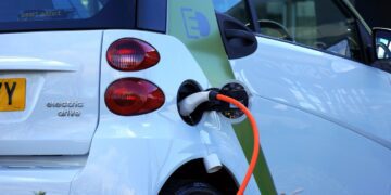 Opladen van de elektrische auto via het stopcontact