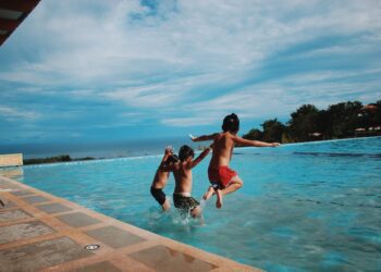 Ontspannen in je eigen tuin: zwembad kopen of opblaasbare jacuzzi?