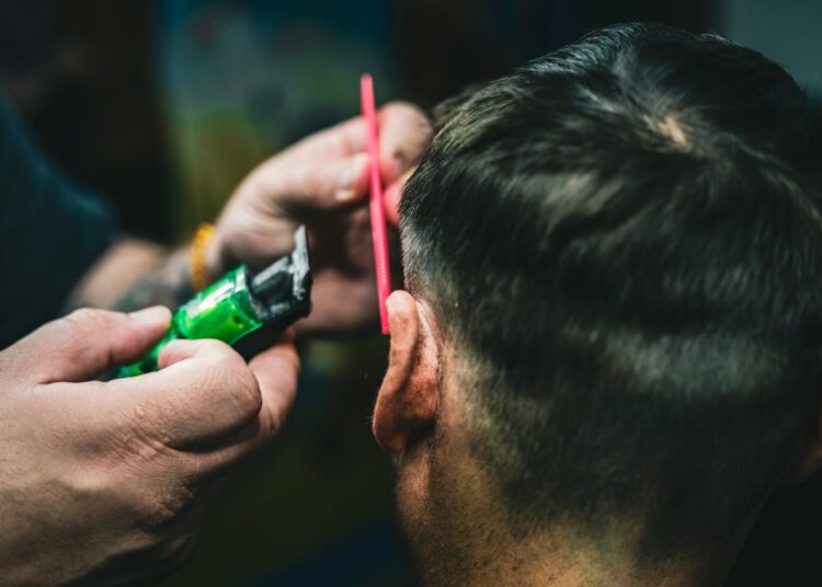 Stoer en stijlvol: de comeback van mannen kapsels halflang