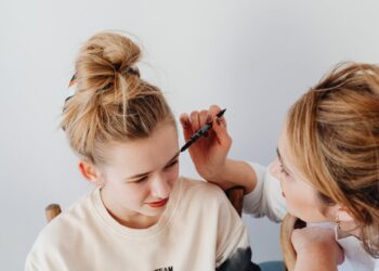 Bella Hay: Het veelzijdige talent van de dochter van Barry Hay