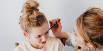 Bella Hay: Het veelzijdige talent van de dochter van Barry Hay